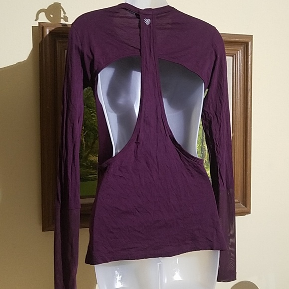 Forever 21 sexy athletic top with thumb holes E4 - Picture 2 of 4